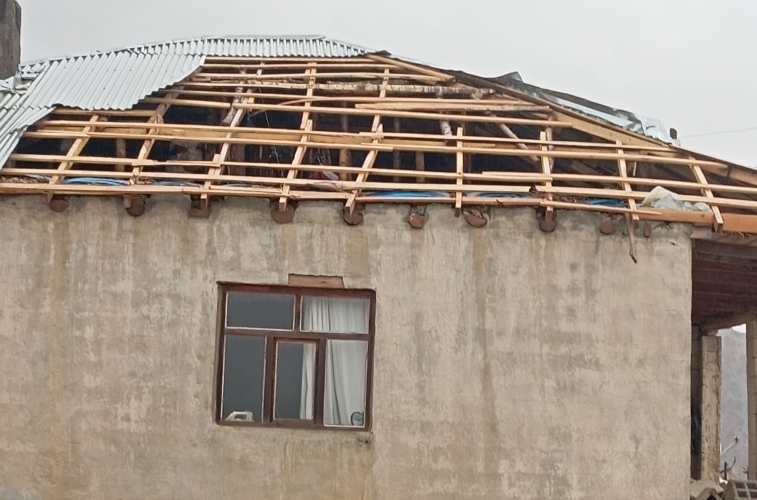 Fırtına Akbulut k&ouml;y&uuml;nde hasara yol a&ccedil;tı
