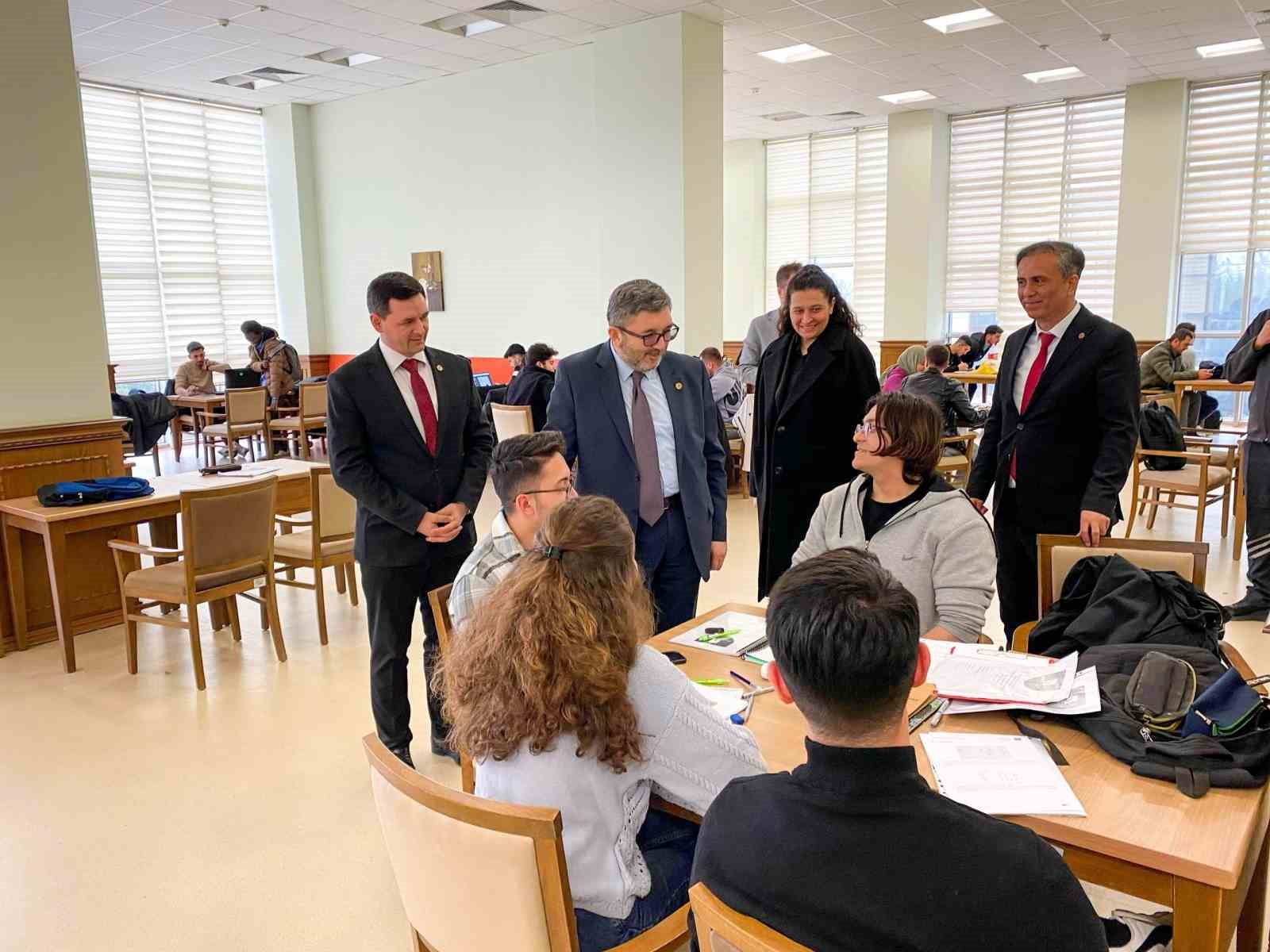 BŞE&Uuml; Rekt&ouml;r&uuml; Kaplancıklı, &ouml;ğrencilerle k&uuml;t&uuml;phane buluştu
