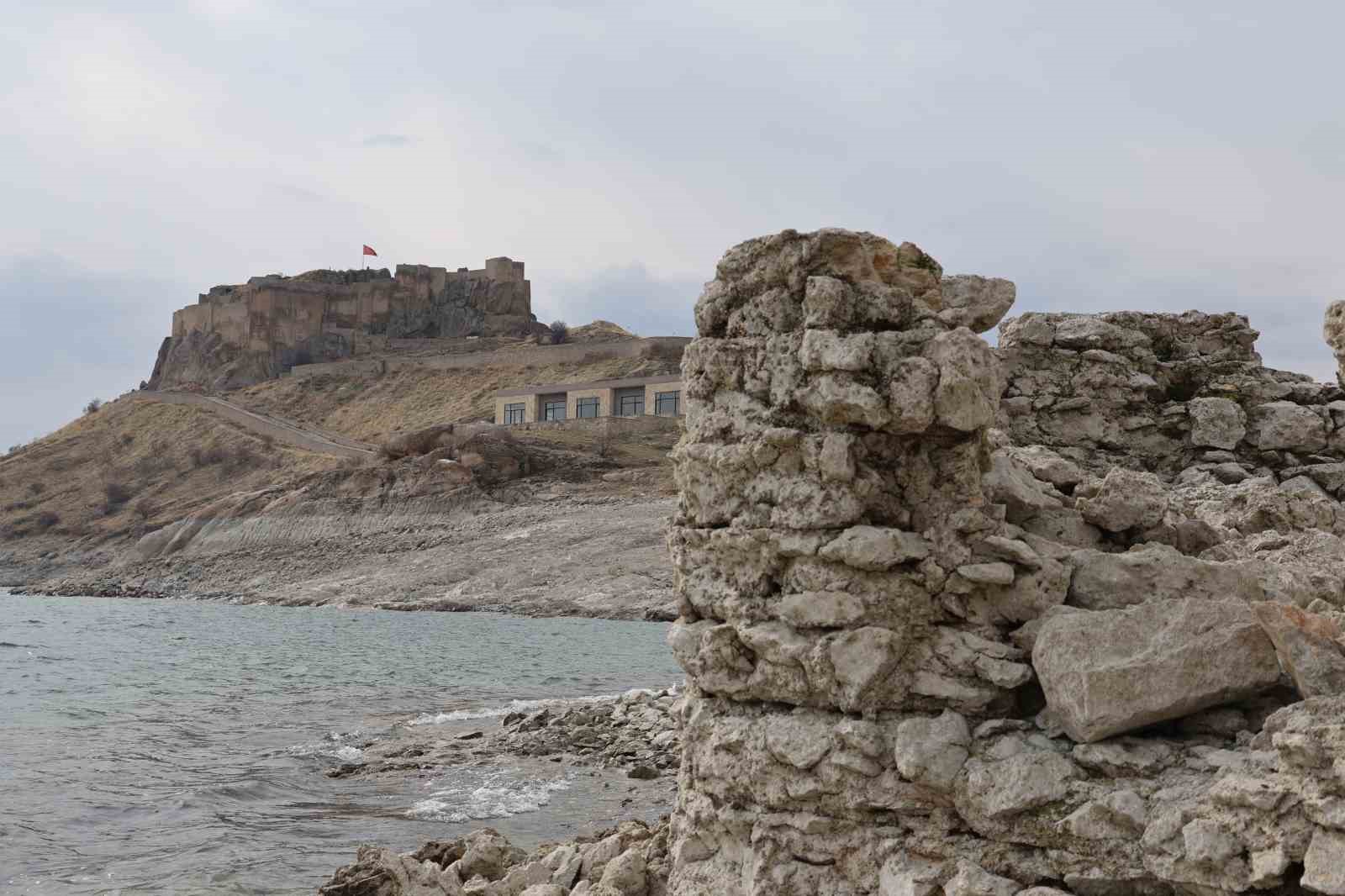 Pertek Kalesindeki sular çekildi, askeri nizamiye gün yüzüne çıktı