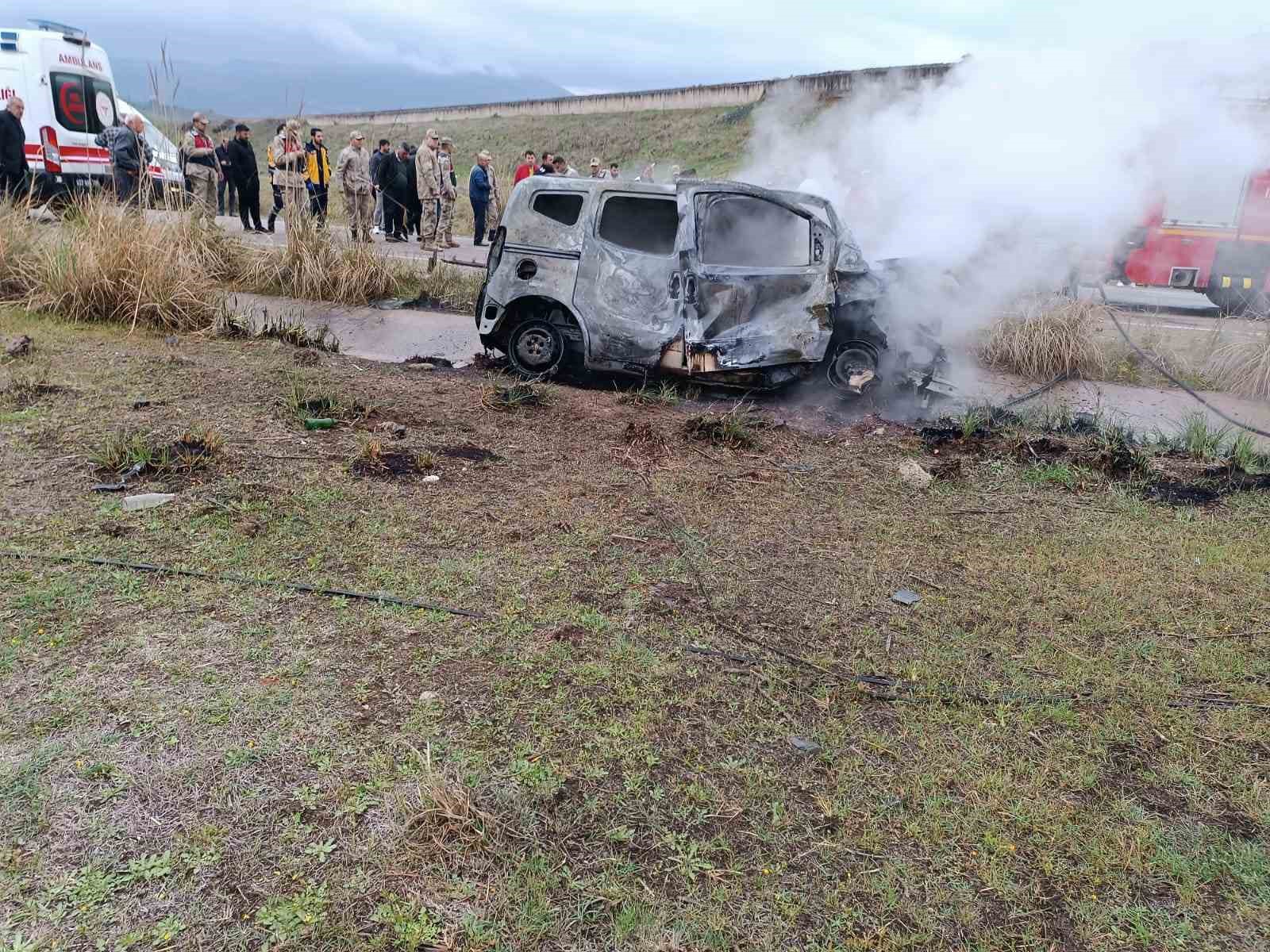 Gaziantep’te otomobille çarpışan hafif ticari araç alev topuna döndü: 2 ölü, 2 yaralı