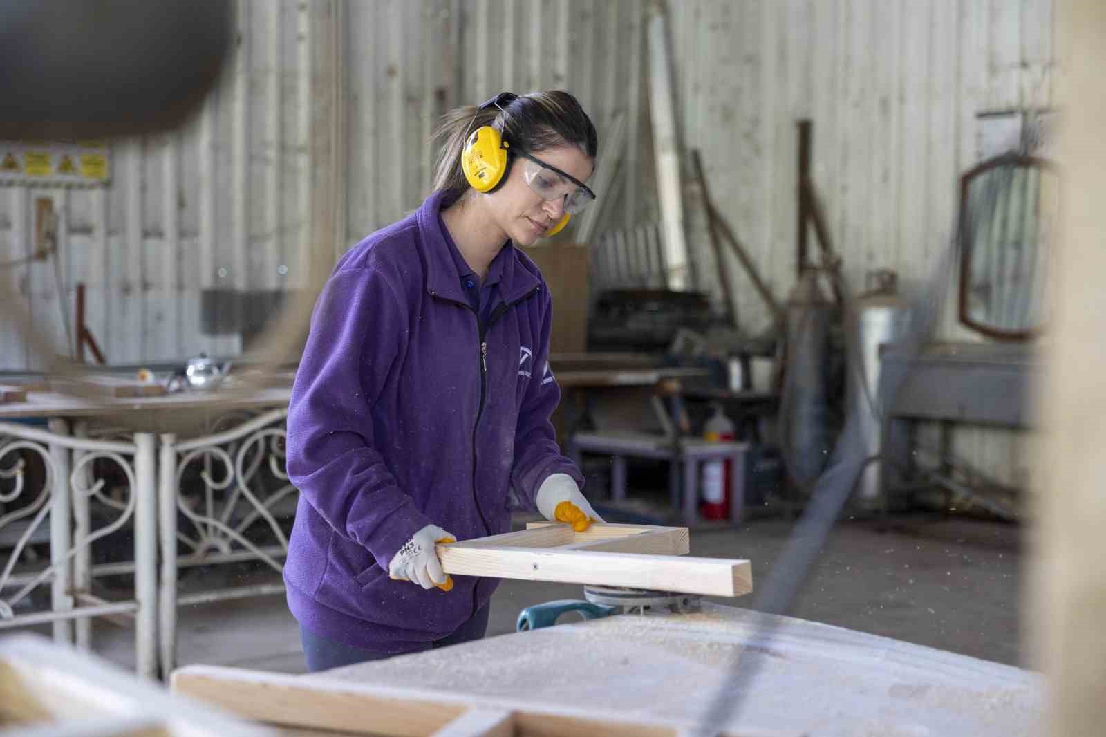 Atık malzemeler ’Teslime Usta’nın ellerinde yeniden dönüşüyor