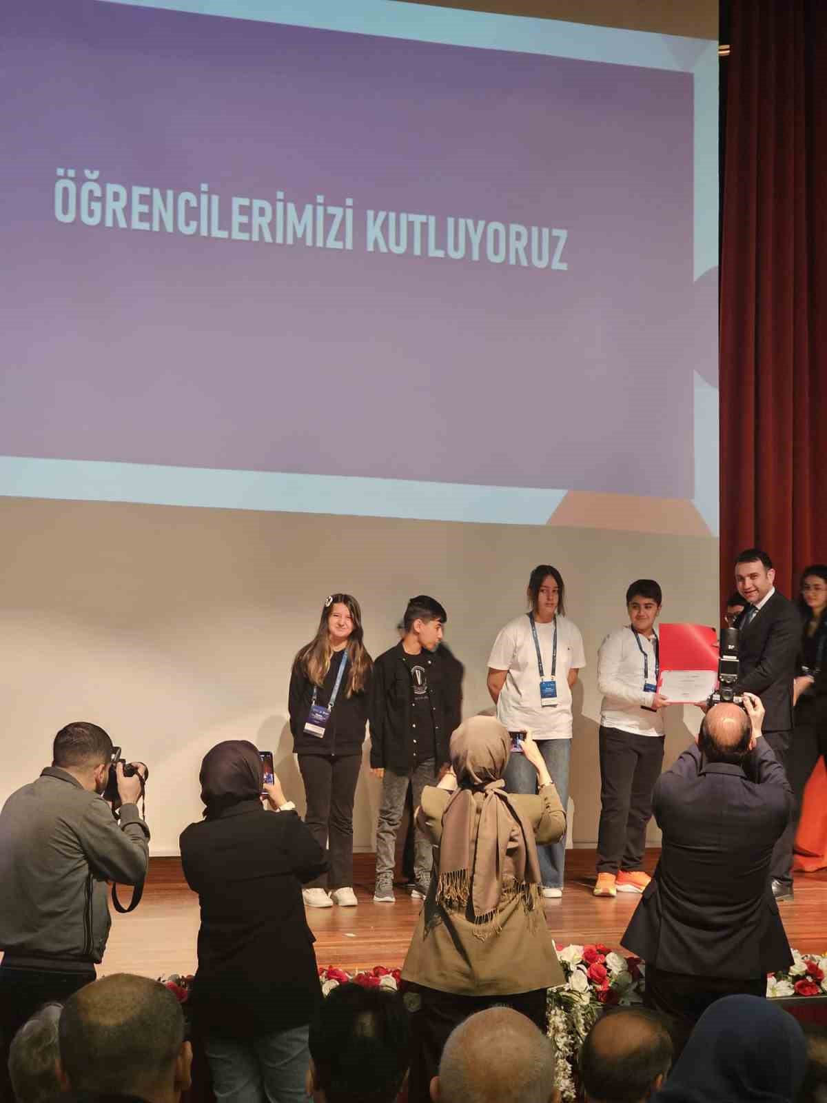 Silvanlı öğrencilerin ’SenseWear: Görme Engelliler İçin Akıllı Giyilebilir Cihaz’ projesi üçüncülük getirdi