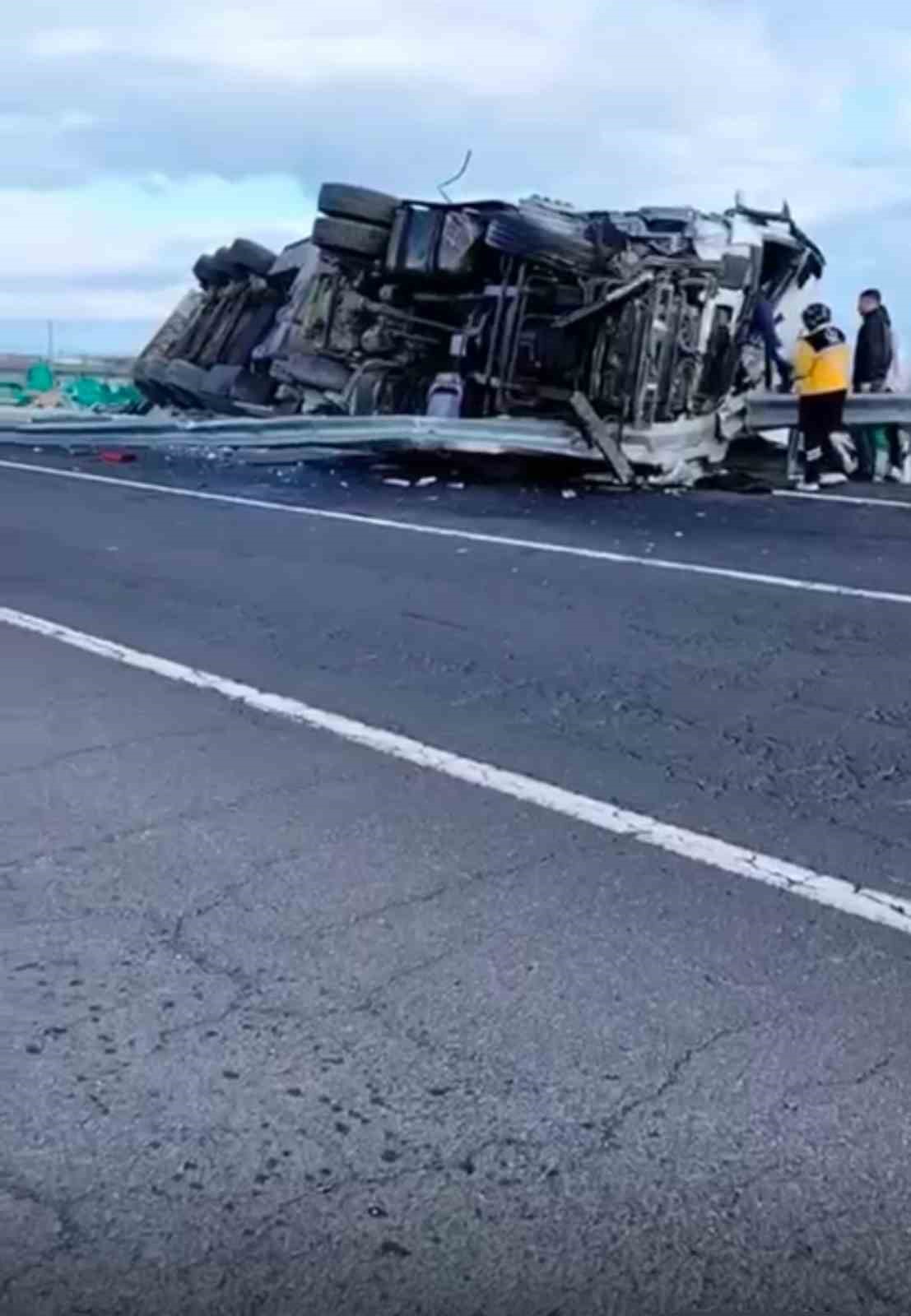 Siverek-Diyarbakır kara yolunda devrilen tırın sürücüsü hayatını kaybetti