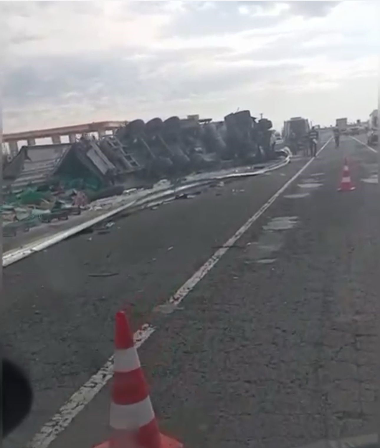 Siverek-Diyarbakır kara yolunda devrilen tırın sürücüsü hayatını kaybetti