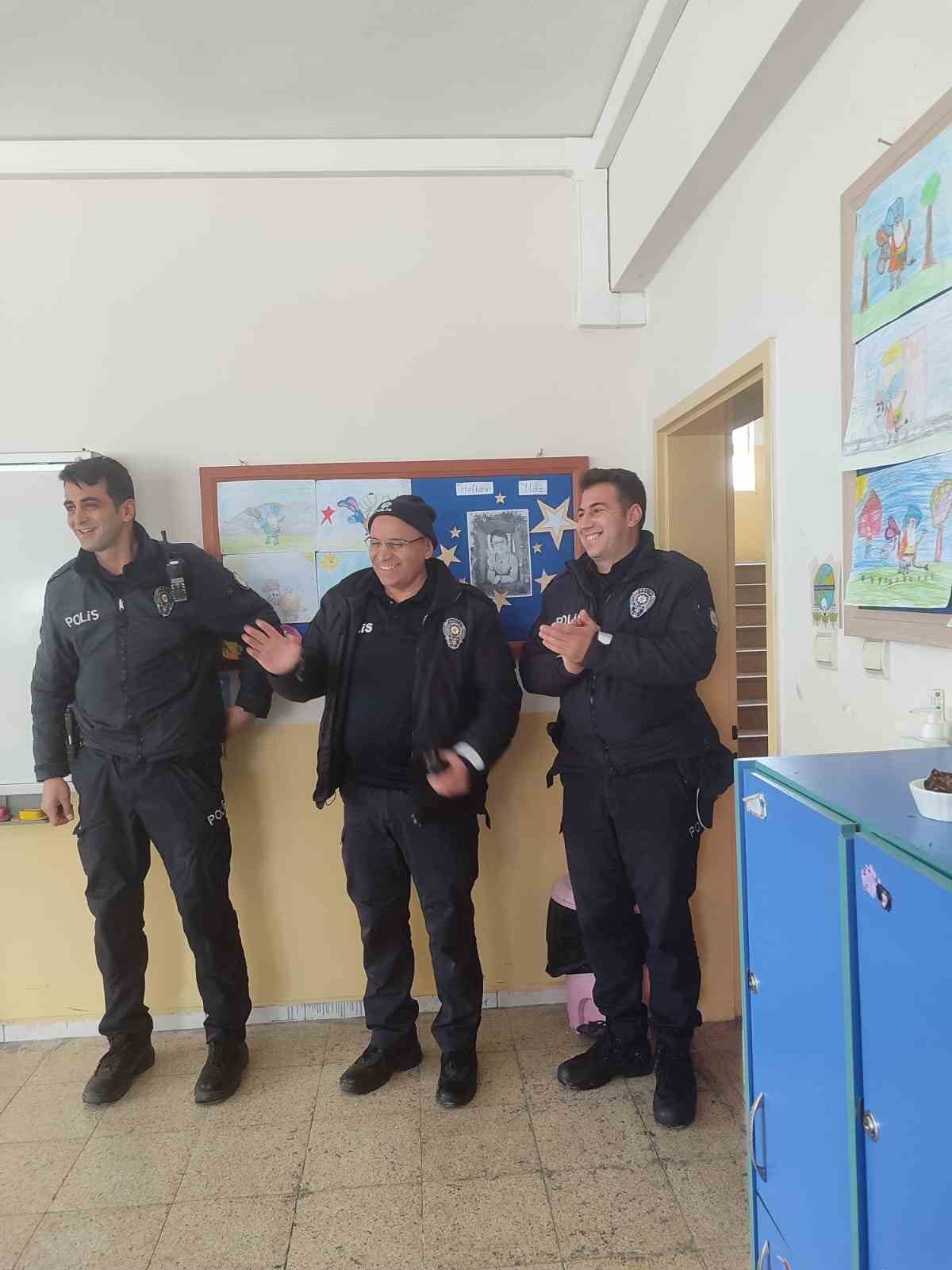 İhbar &uuml;zerine okula giden polisler &ouml;ğrencilerin s&uuml;rprizle karşılaştılar
