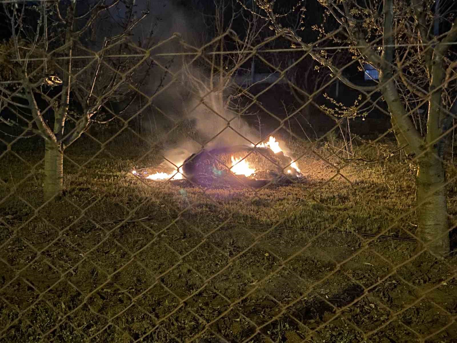 Tarım arazisinden y&uuml;kselen alevler endişeye neden oldu
