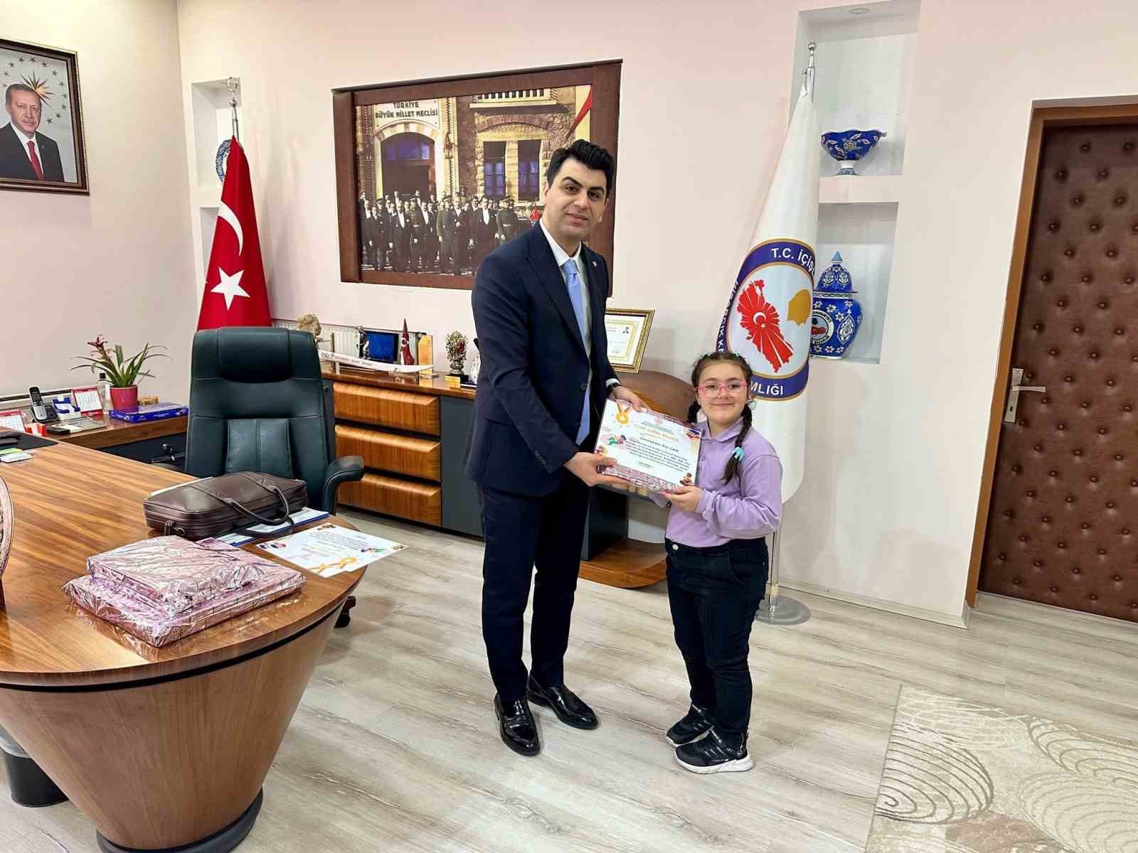 Hisarcık’ta kitap kurdu öğrenciler ödüllendirildi