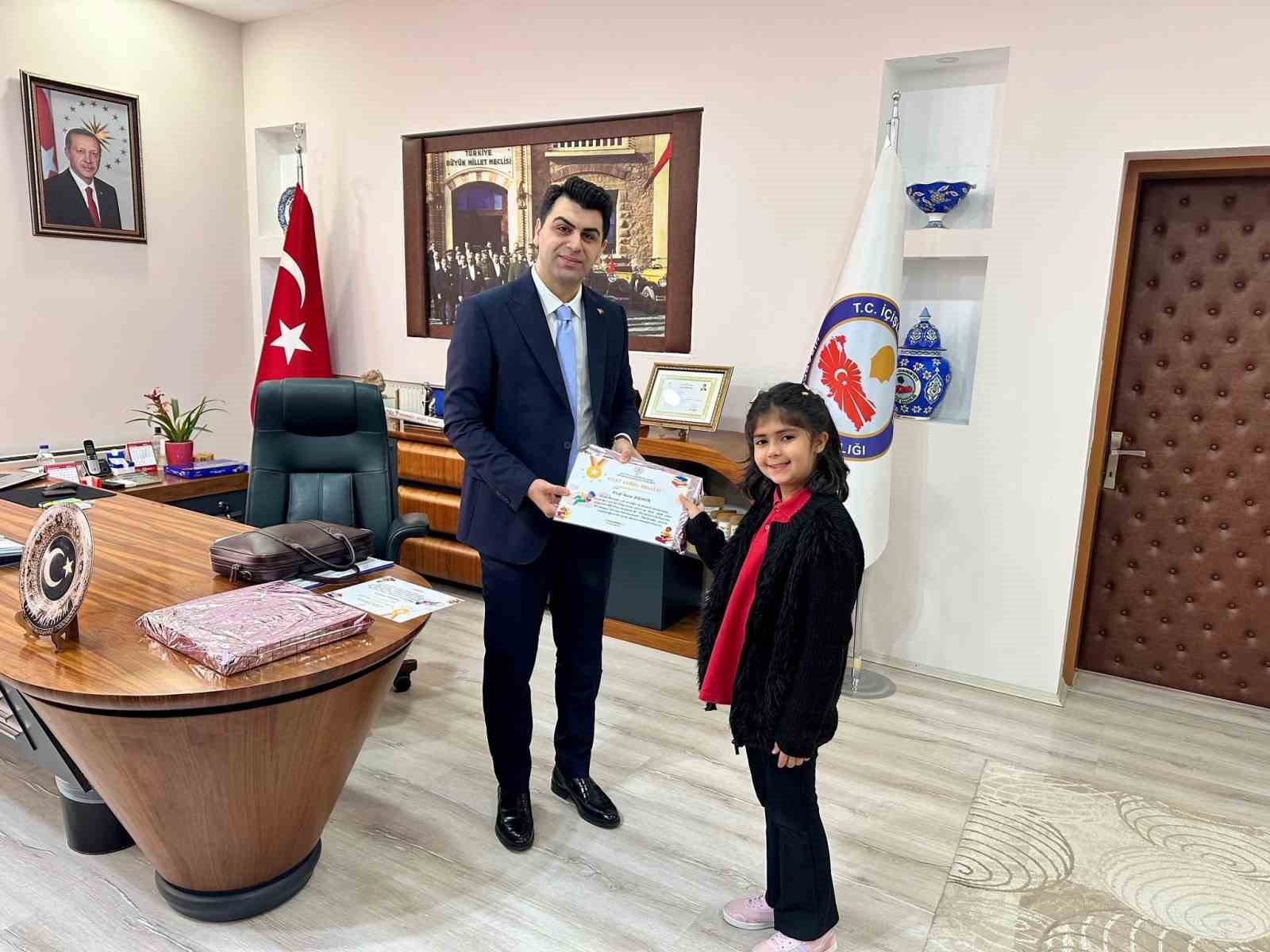 Hisarcık&rsquo;ta kitap kurdu &ouml;ğrenciler &ouml;d&uuml;llendirildi
