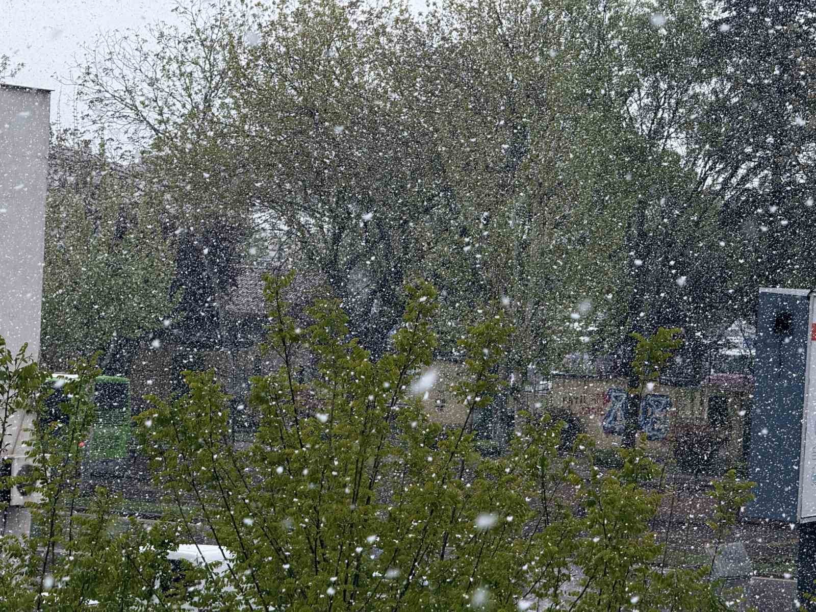 Bahar ayında şehir merkezinde lapa lapa kar: "Sabah g&uuml;neş vardı şimdi kar yağıyor"
