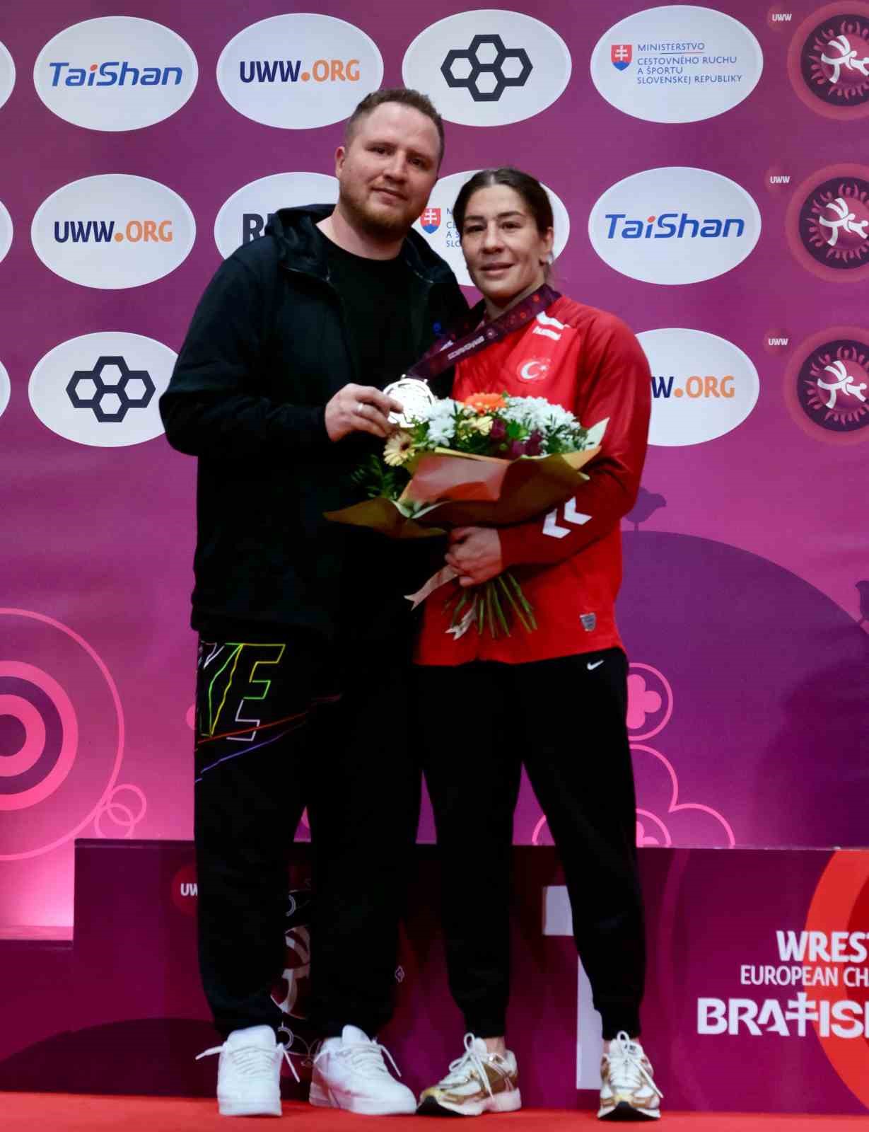 Yasemin Adar Yiğit, mindere veda etti