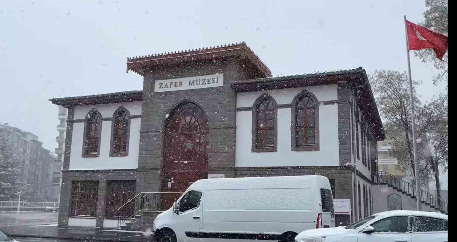 Afyonkarahisar&rsquo;da kar yağışı etkisini kaybetti
