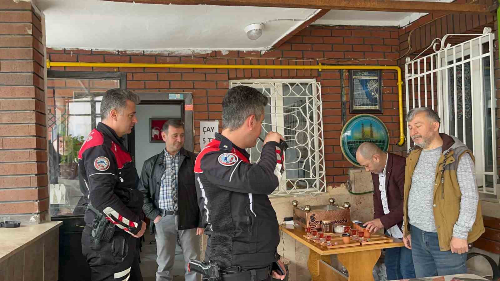 (ÖZEL) ‘Camide kavga var’ diye gelen ekibini şiir ve dua ile karşıladılar