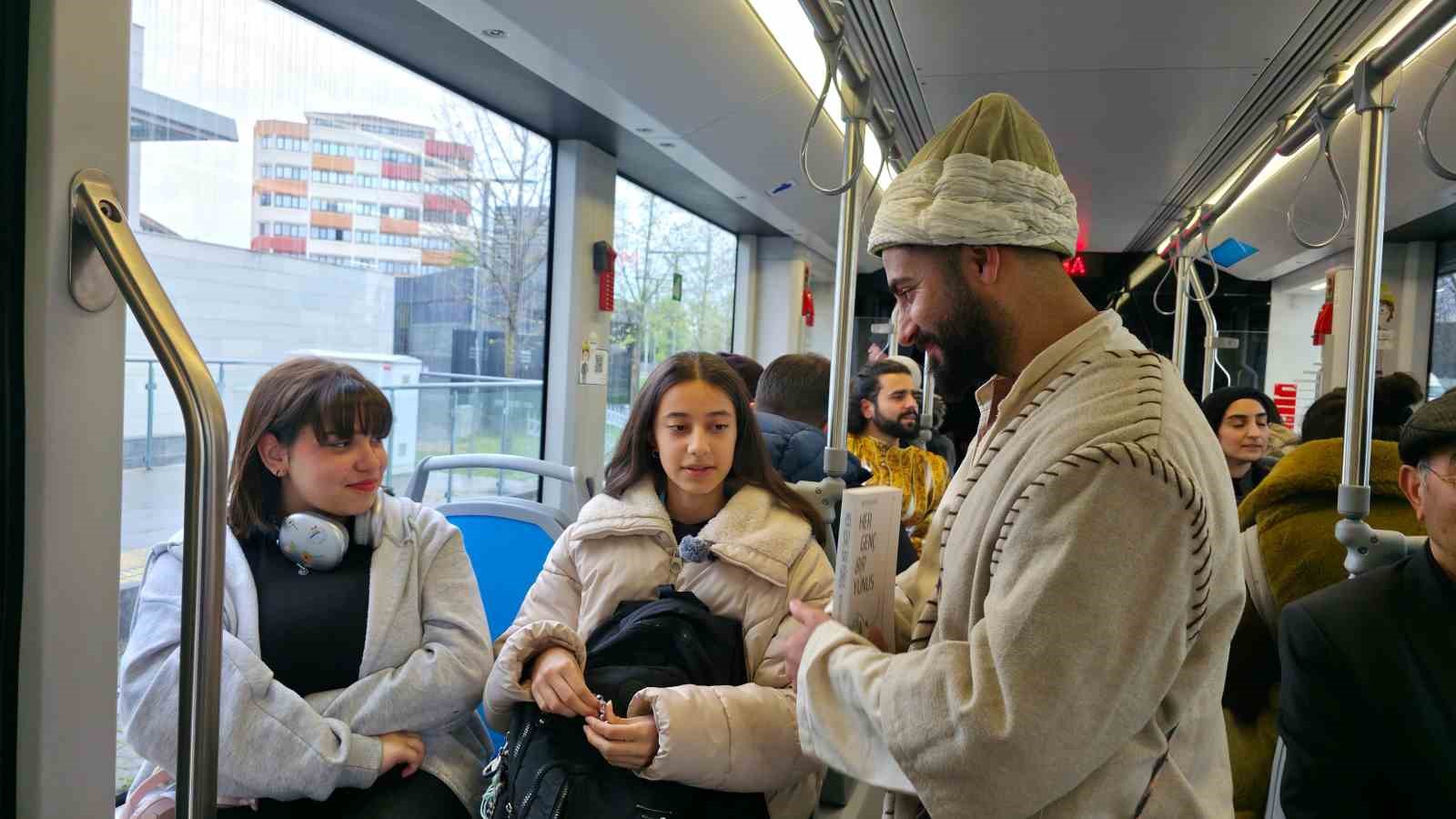 Roman kahramanları tramvaya bindi, kitap dağıttı