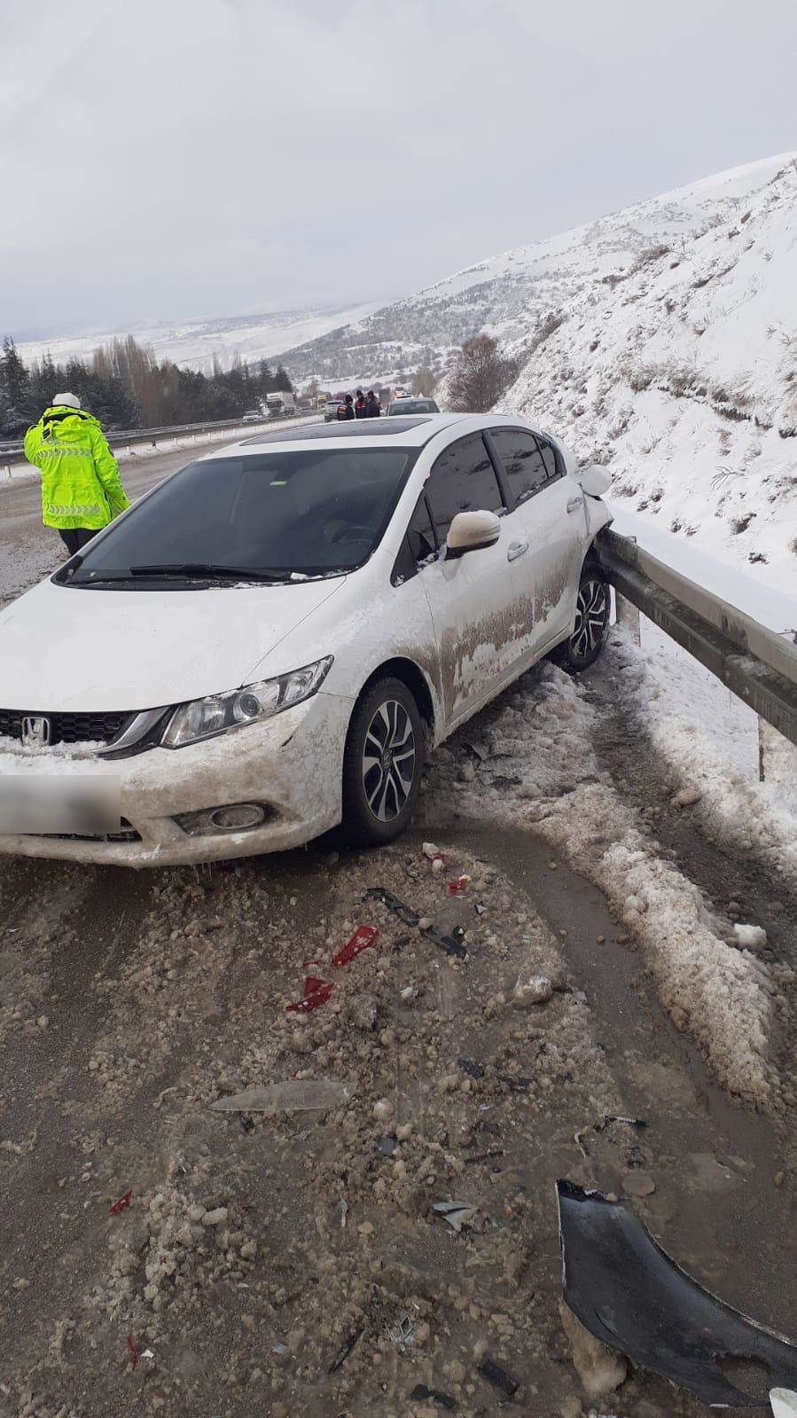 Yolda kalan sürücülerin imdadına trafik polisleri yetişti