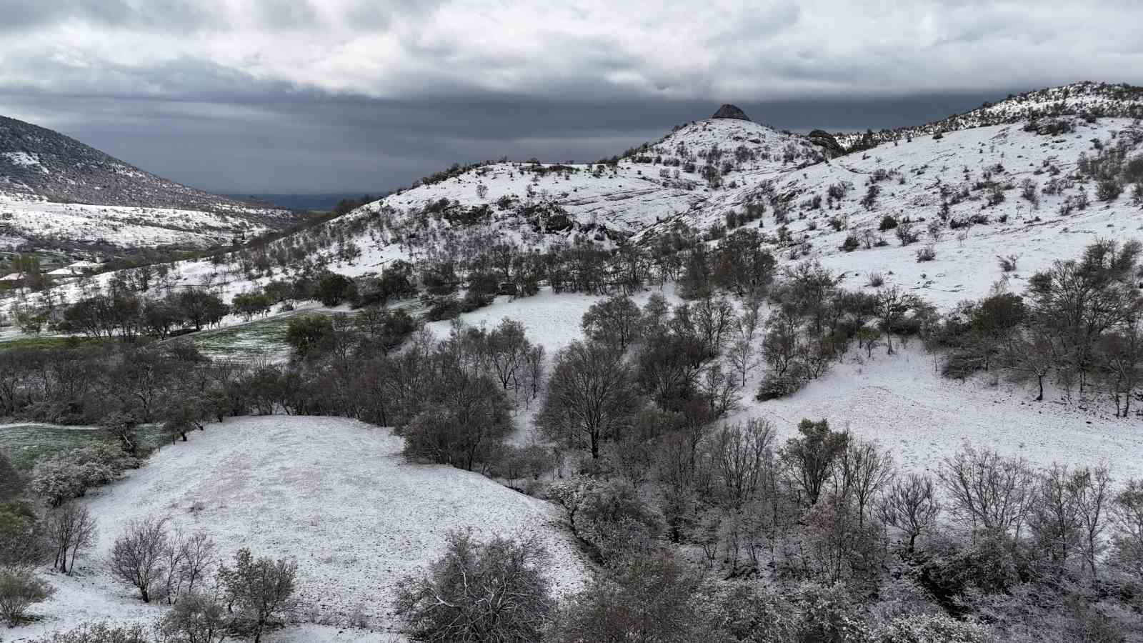 Uşak’ta Nisan ayında kar yağışı  etkili oluyor