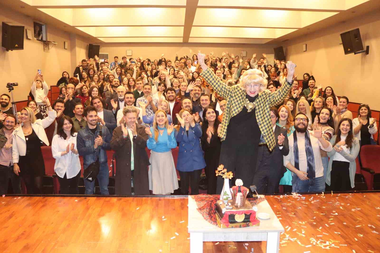 Usta tiyatrocu Göksel Kortay’a adının verildiği sahnede doğum günü sürprizi