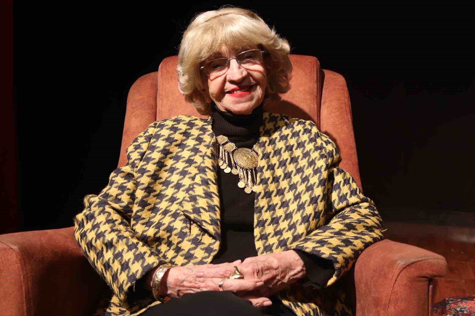 Usta tiyatrocu G&ouml;ksel Kortay&rsquo;a adının verildiği sahnede doğum g&uuml;n&uuml; s&uuml;rprizi
