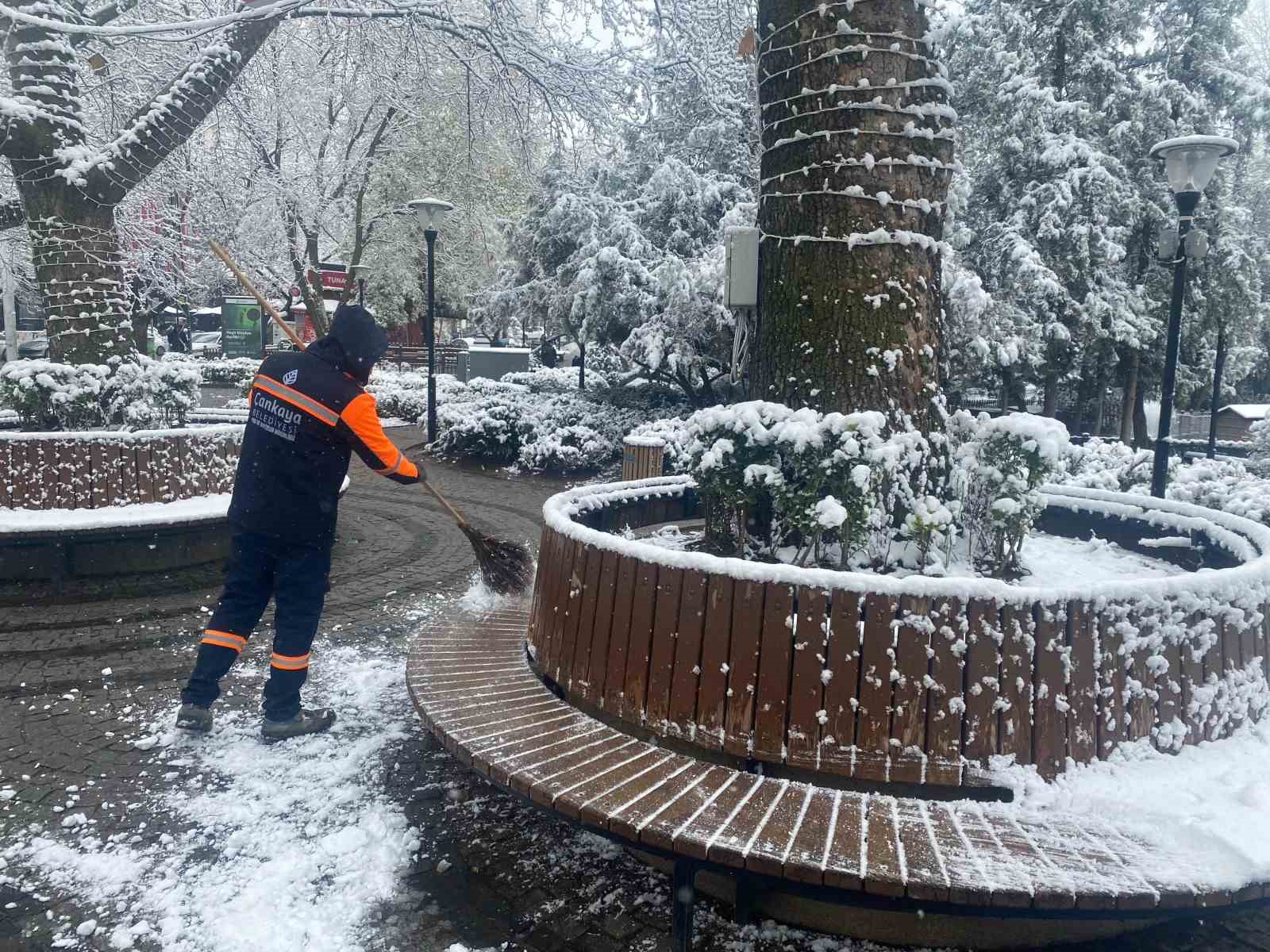 Ankara’da açan çiçeklerin üzerine kar yağdı