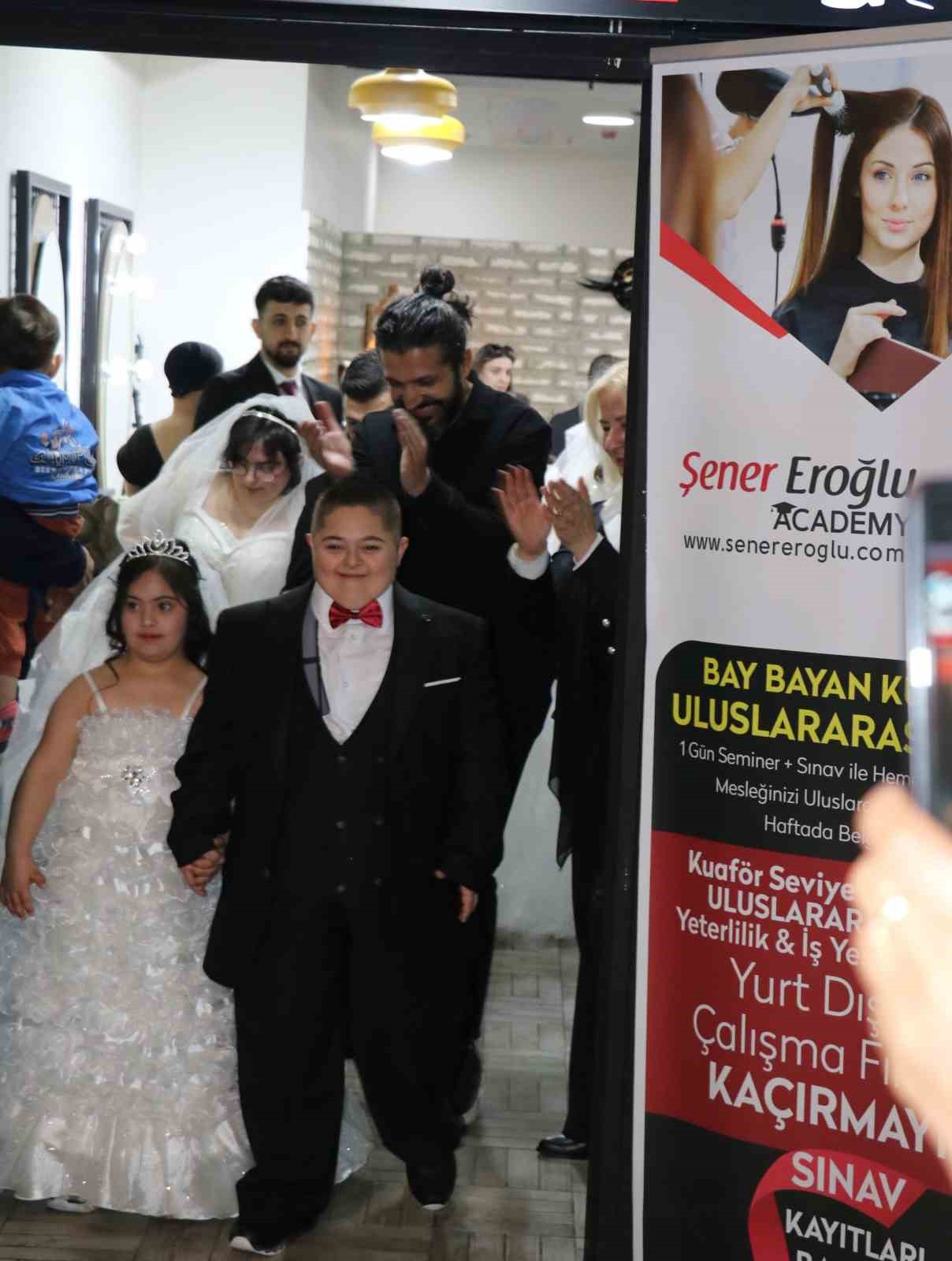 Down sendromlular düğün coşkusu yaşadı: Hem duygusal hem de renkli görüntüler ortaya çıktı