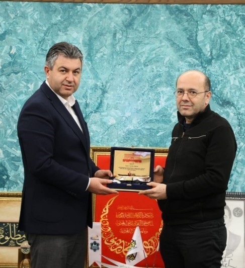 Gediz Belediye Başkanı Akel&rsquo;den emekli personele vefa plaketi
