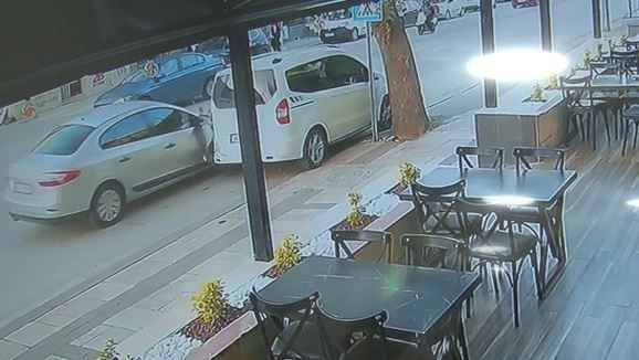 Yola fırlayan araç zincirleme kazaya sebep oldu