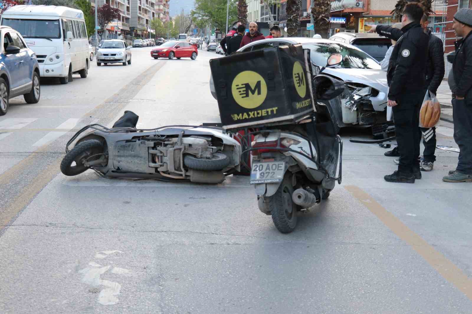 Yola fırlayan ara&ccedil; zincirleme kazaya sebep oldu
