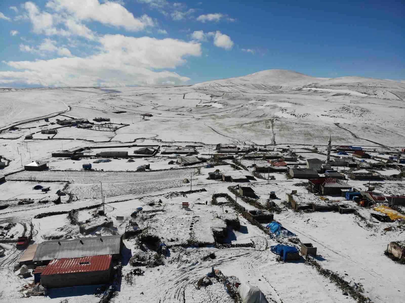 Kars’ta beyaza bürünen köyler ve tarım arazileri havadan görüntülendi