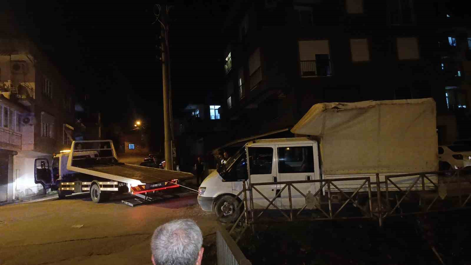 Gırtlak kanseri s&uuml;r&uuml;c&uuml; 3,35 promil alkolle kamyonet kullanırken kaza yaptı
