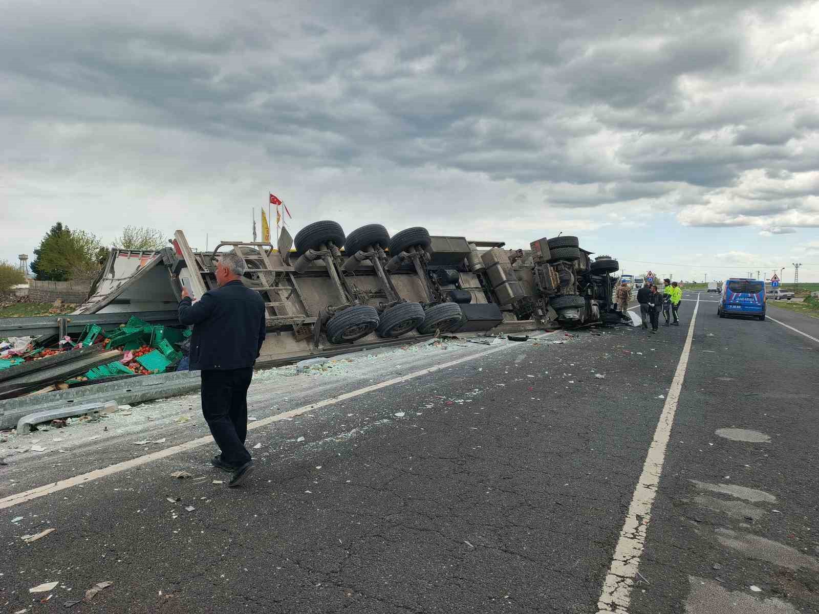 Diyarbakır-Şanlıurfa yolunda sebze yüklü kamyon devrildi: 1 ölü