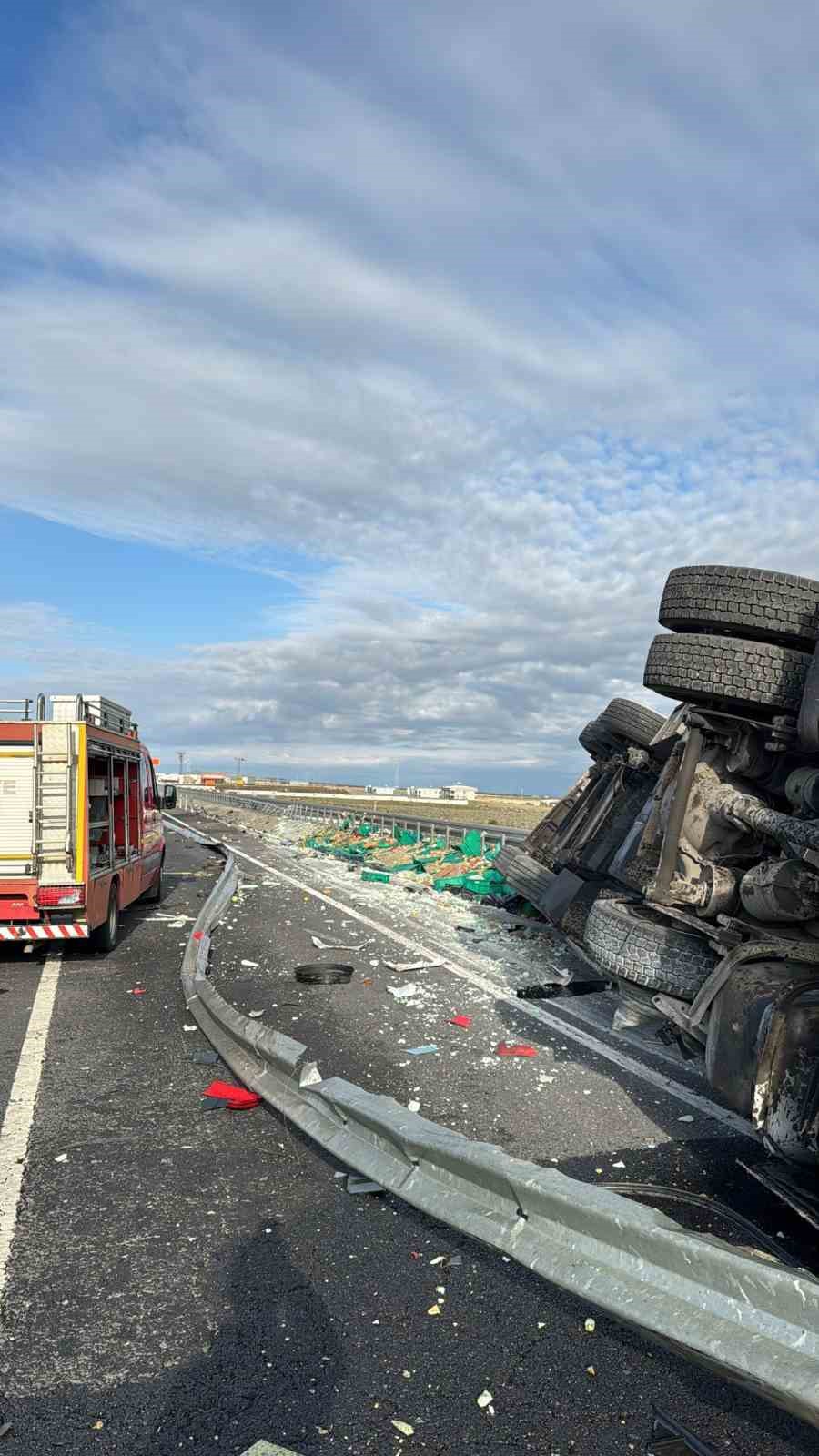 Diyarbakır-Şanlıurfa yolunda sebze yüklü kamyon devrildi: 1 ölü