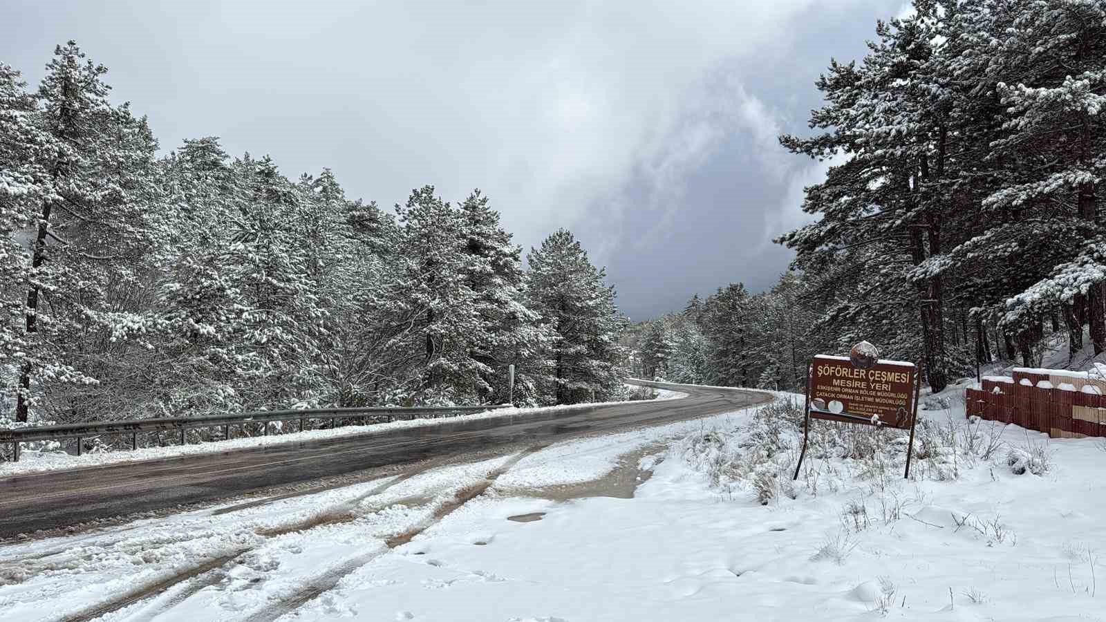 Eskişehir’in Akdeniz olarak bilinen Sarıcakaya ilçesi beyaz örtü ile kaplandı