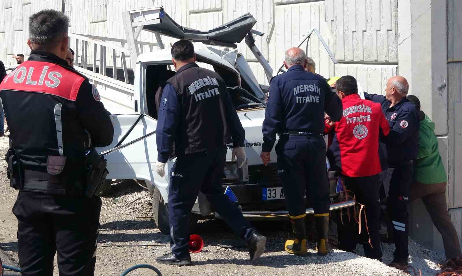 Otomobilin çarptığı kamyonet otoyol bağlantı köprüsüne vurdu: 1 ölü, 3 yaralı