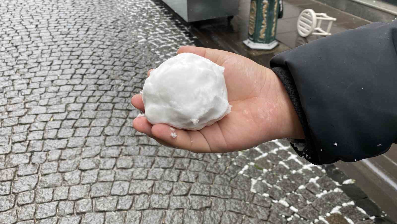 Eskişehir kent merkezinde yoğun kar yağışı etkili oldu
