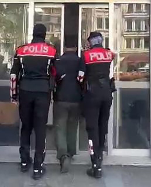 Kesinleşmiş 86 yıl hapisle aranan hırsız İzmir&rsquo;de yakalandı
