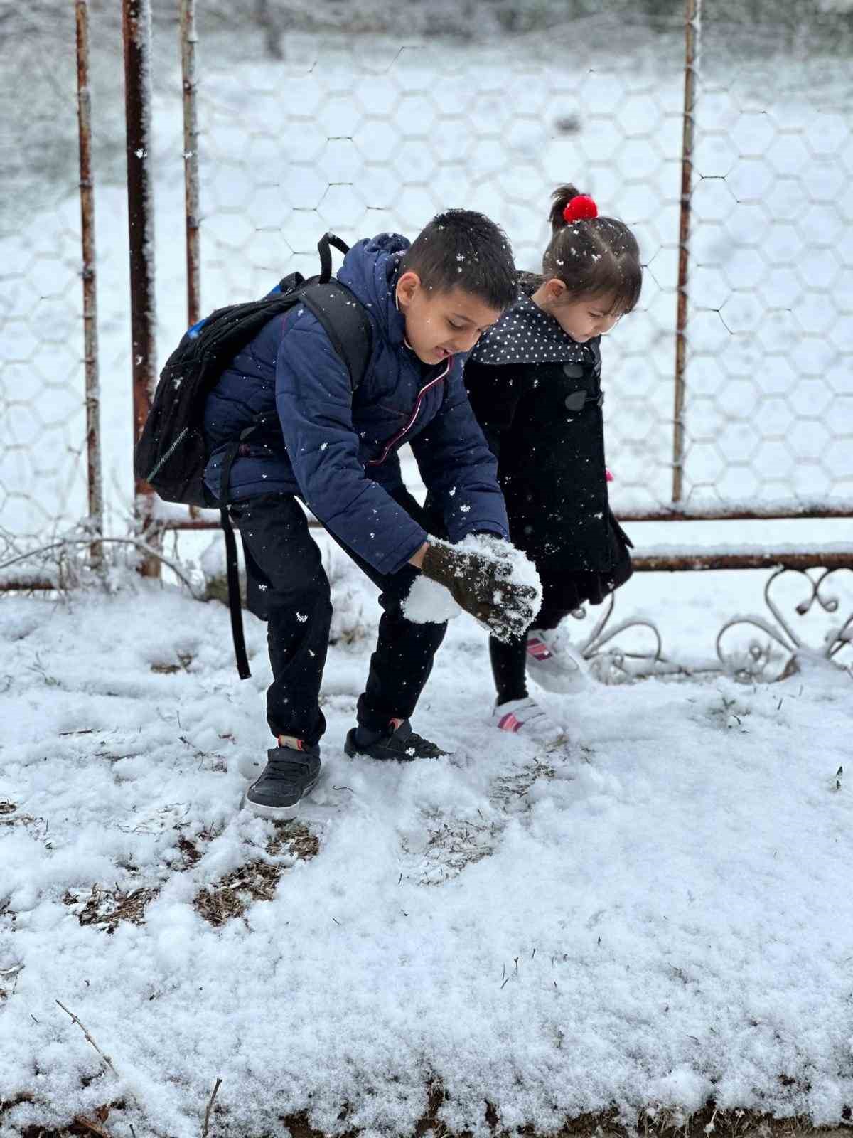 Minikler nisan ayında kar yağışının keyfini çıkardı