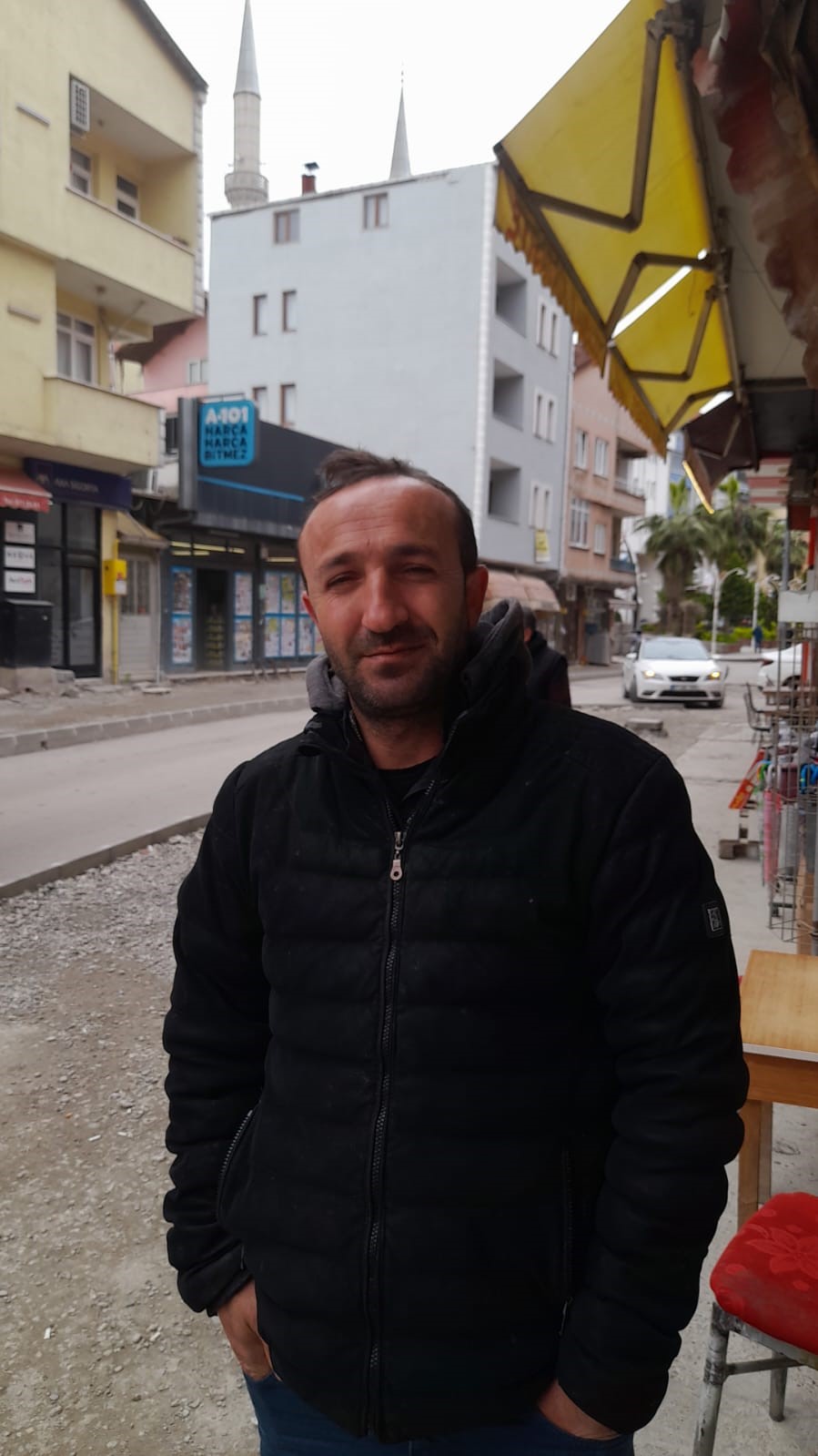 İl&ccedil;e merkezine kadar inen tilkiyi her g&uuml;n besliyor
