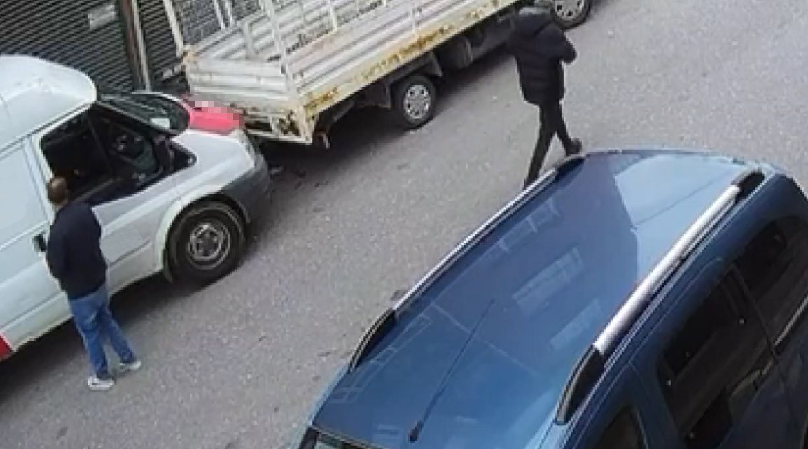 Ümraniye’de araçlardan telefon, marketten ürün çaldılar: Güvenlik kameraları ele verdi