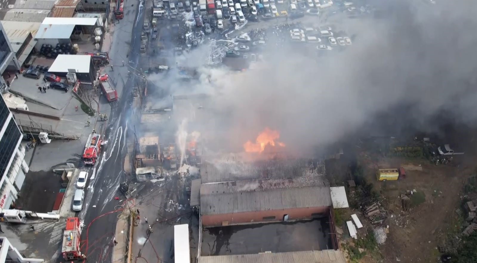 Başakşehir&rsquo;de kimya deposu adeta alev topuna d&ouml;nd&uuml;
