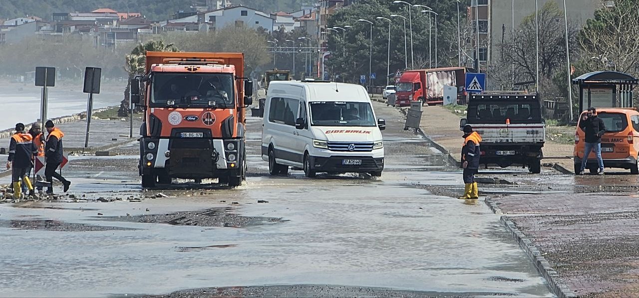 Dalgaların dövdüğü sahil yolunda hasar oluştu