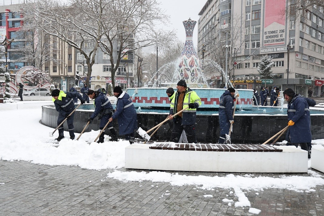 Kütahya’da kar yağışı: Belediye ekipleri teyakkuzda