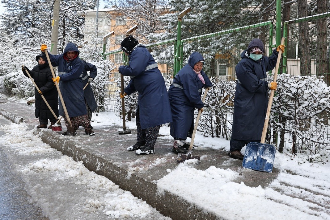 Kütahya’da kar yağışı: Belediye ekipleri teyakkuzda