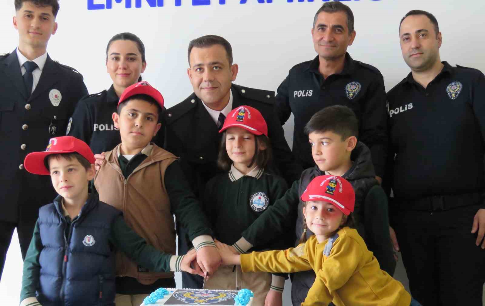 Polis Haftası&rsquo;nda &ccedil;ocukların polislik hayali bir g&uuml;nl&uuml;ğ&uuml;ne ger&ccedil;ek oldu
