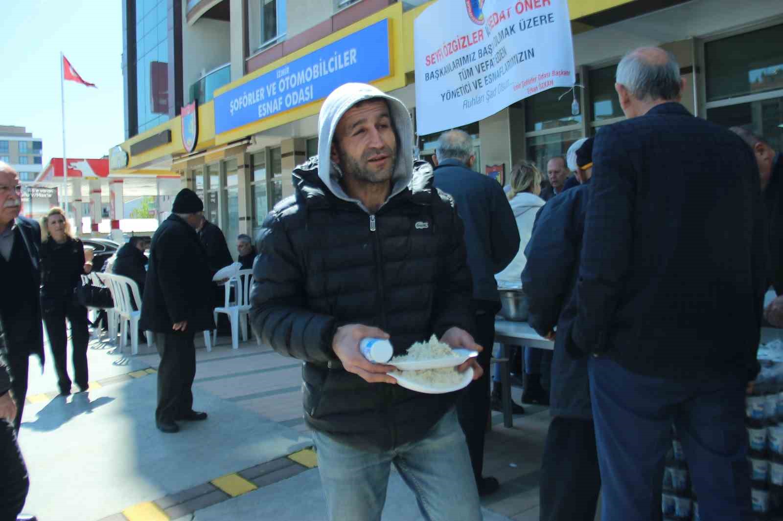 İzmirli taksicilerden pilav hayrı
