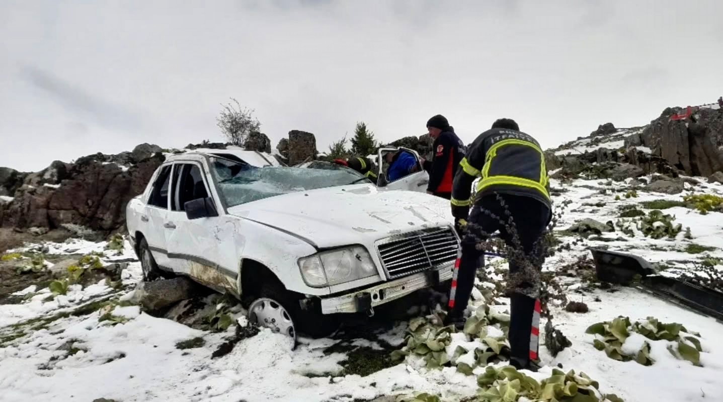 Erbaa&rsquo;da otomobil 60 metreden yuvarlandı, 4 kişi yaralandı
