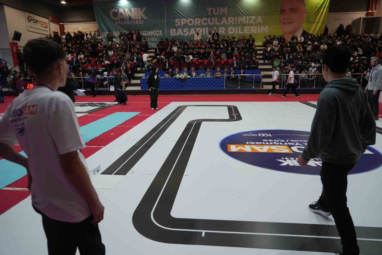 Samsun’da öğrenciler tasarladıkları robotlarla yarıştı