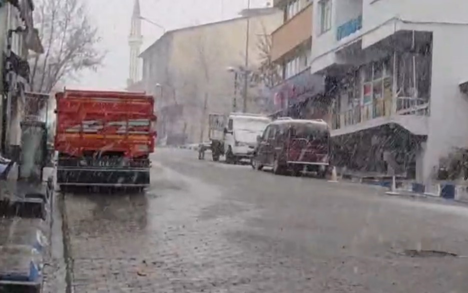 Tunceli’de nisan ayında kar yağışı
