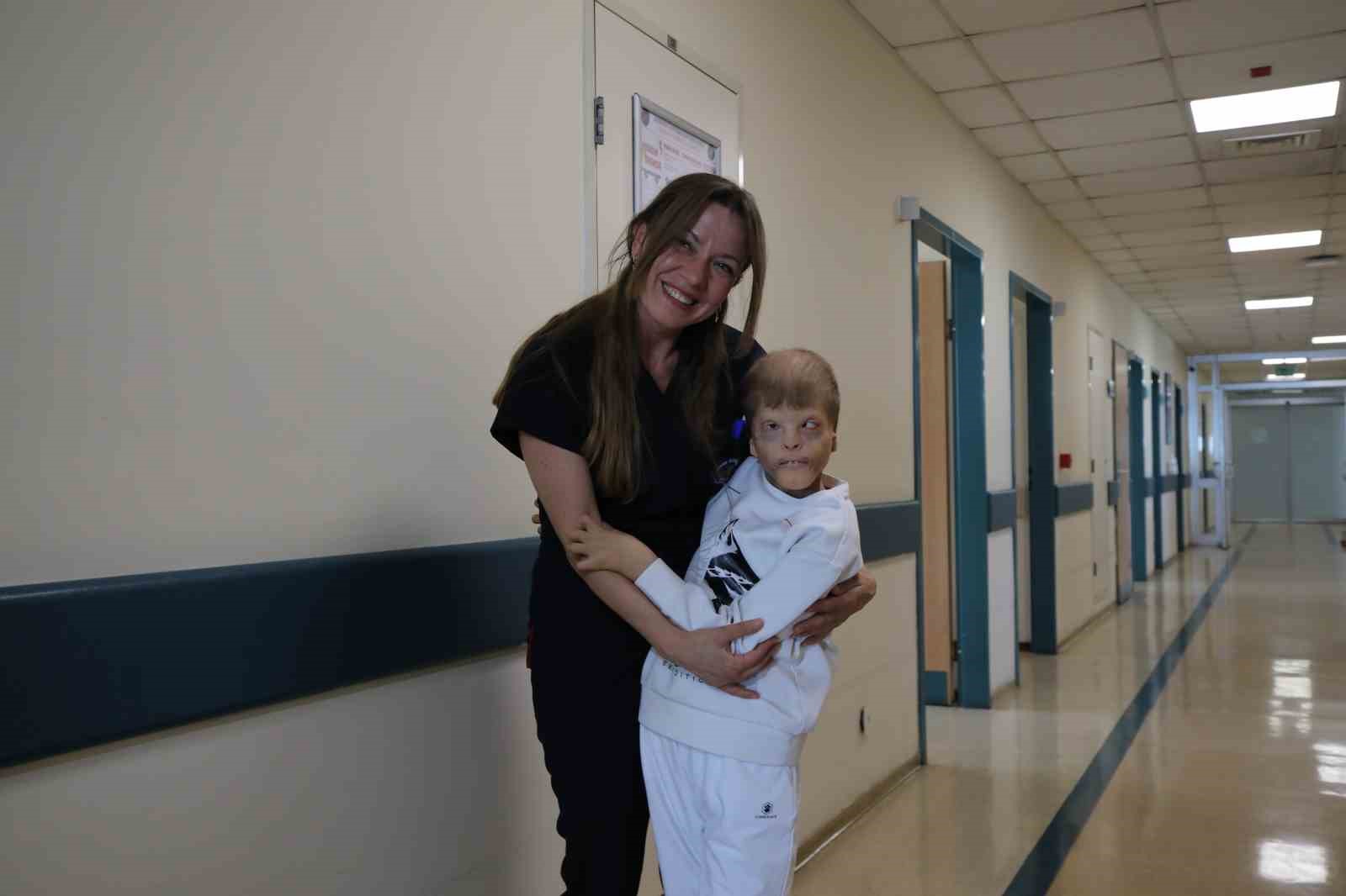 Ukraynalı Myhailo’nun kulak kepçeleri, Antalya’da kaburgalarından yapılacak