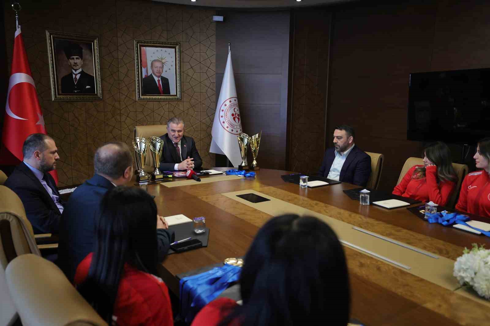 Bakan Bak, Özel Sporcular Para Atletizm Milli Takımı’nı kabul etti