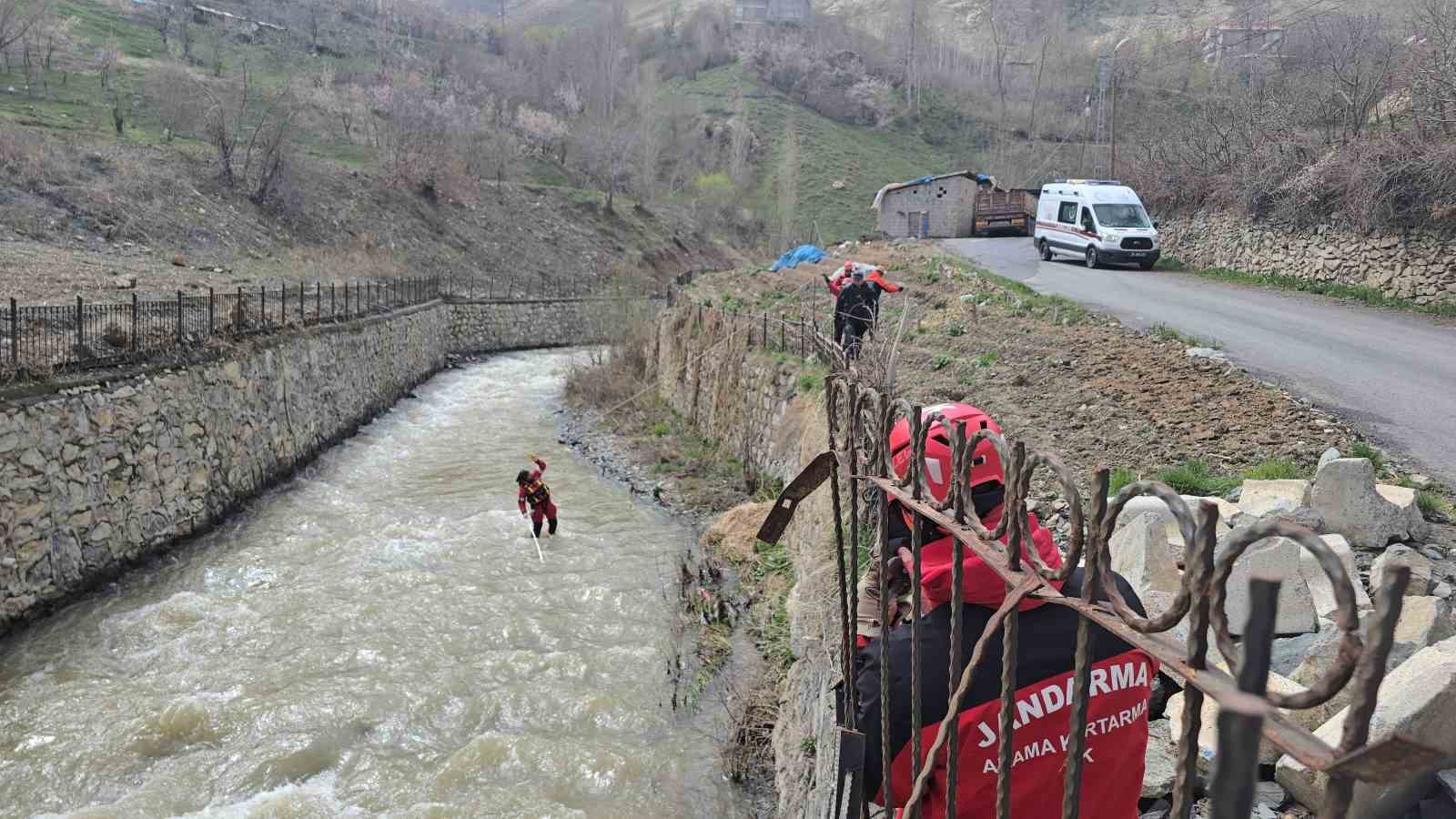 Hakkari&rsquo;de 130 kişilik ekiple kayıp Feleknaz Keskin aranıyor