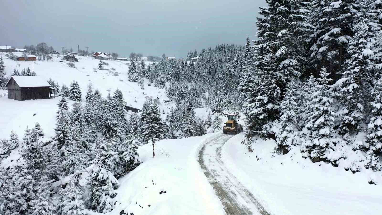 Ordu&rsquo;nun kırsalında Nisan ayında karla m&uuml;cadele
